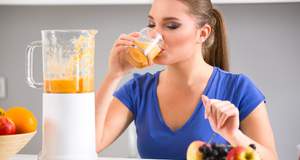 Пить фруктовый сок на голодный желудок вредно для здоровья