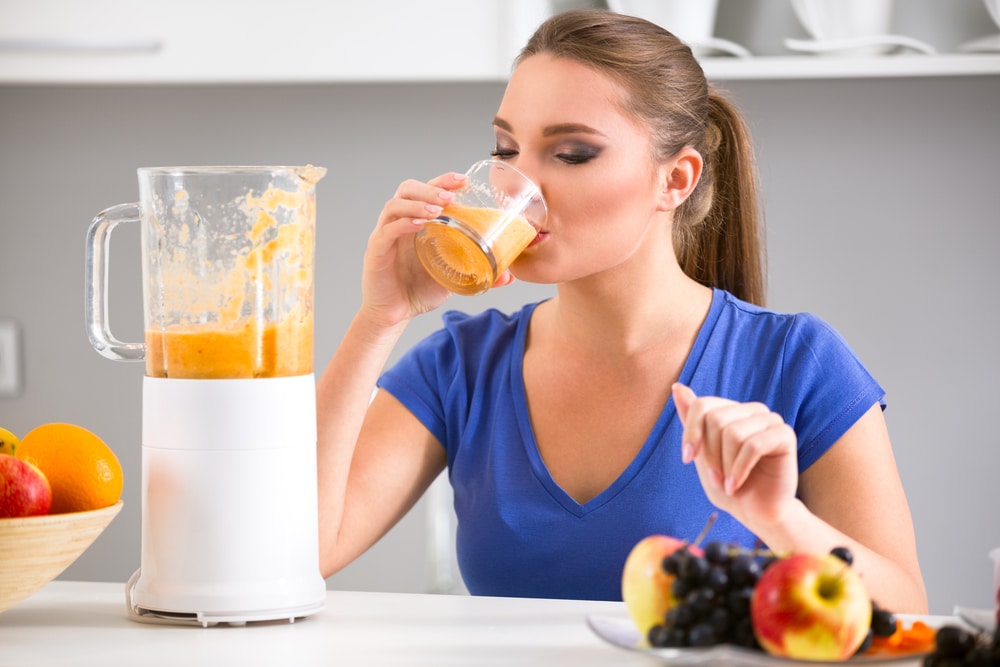 Пить фруктовый сок на голодный желудок вредно для здоровья